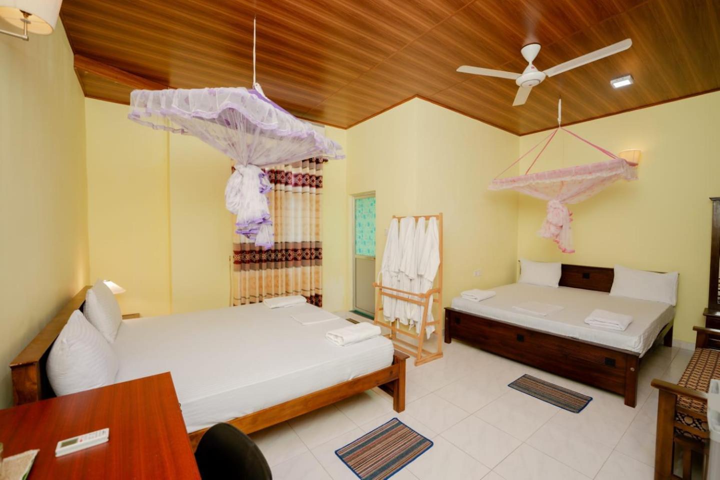 Suwani Pinnawala Homestay Extérieur photo
