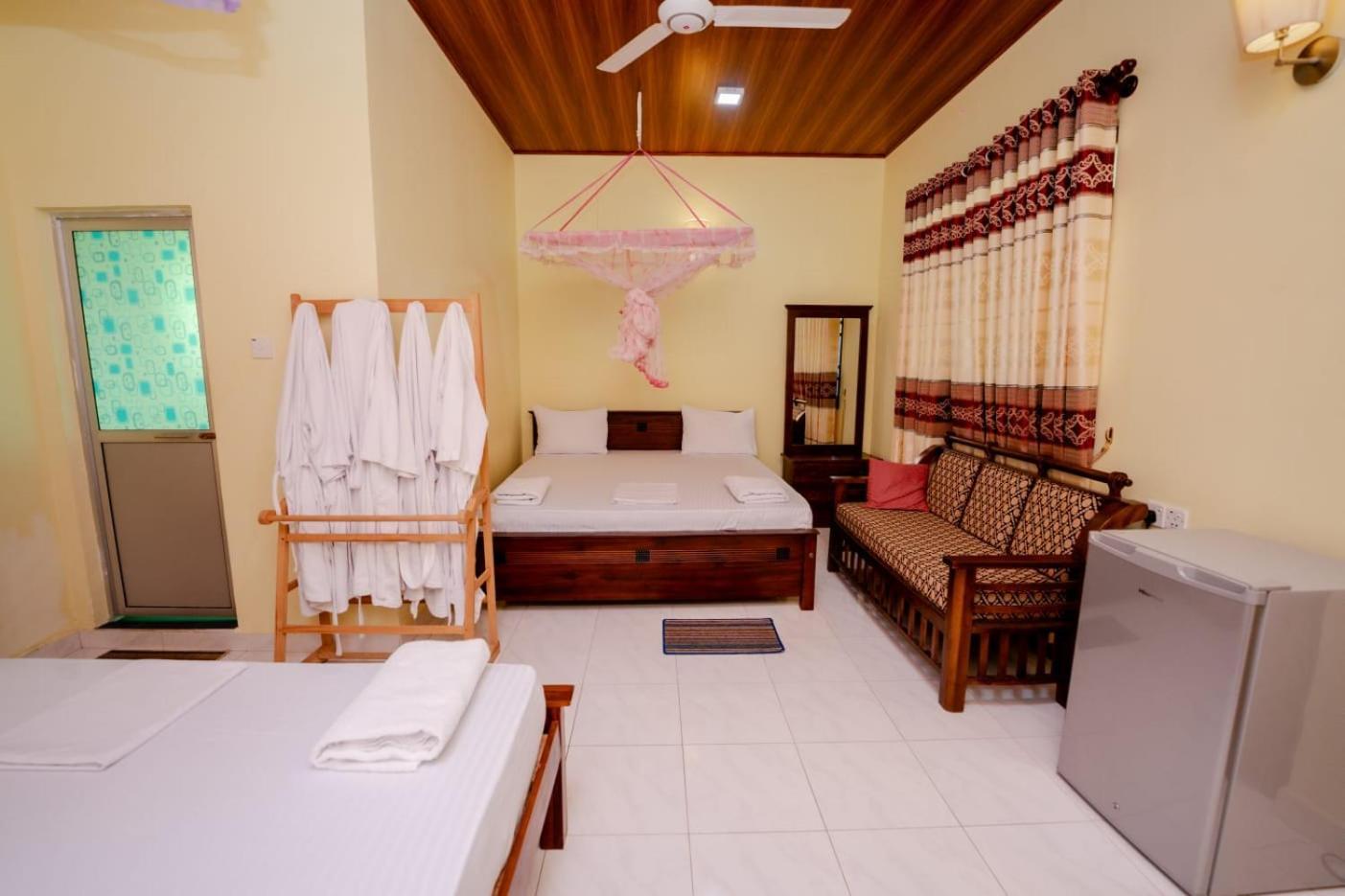 Suwani Pinnawala Homestay Extérieur photo