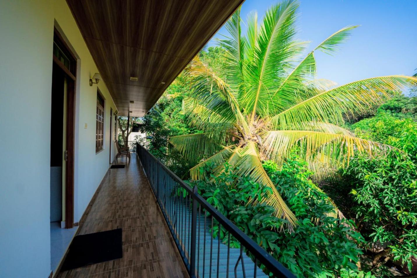 Suwani Pinnawala Homestay Extérieur photo